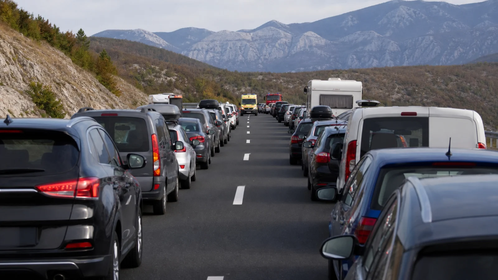 Rettungsgasse zwischen zwei Fahrzeugreihen auf einer kroatischen Autobahn