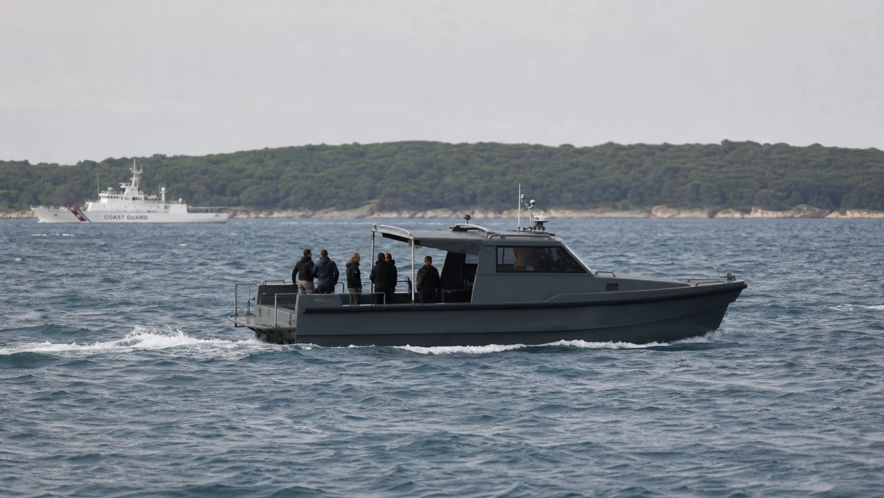 Ein ziviles Nutzboot in dunkelgrauer militärähnlicher Optik fährt vor den Brijuni-Inseln