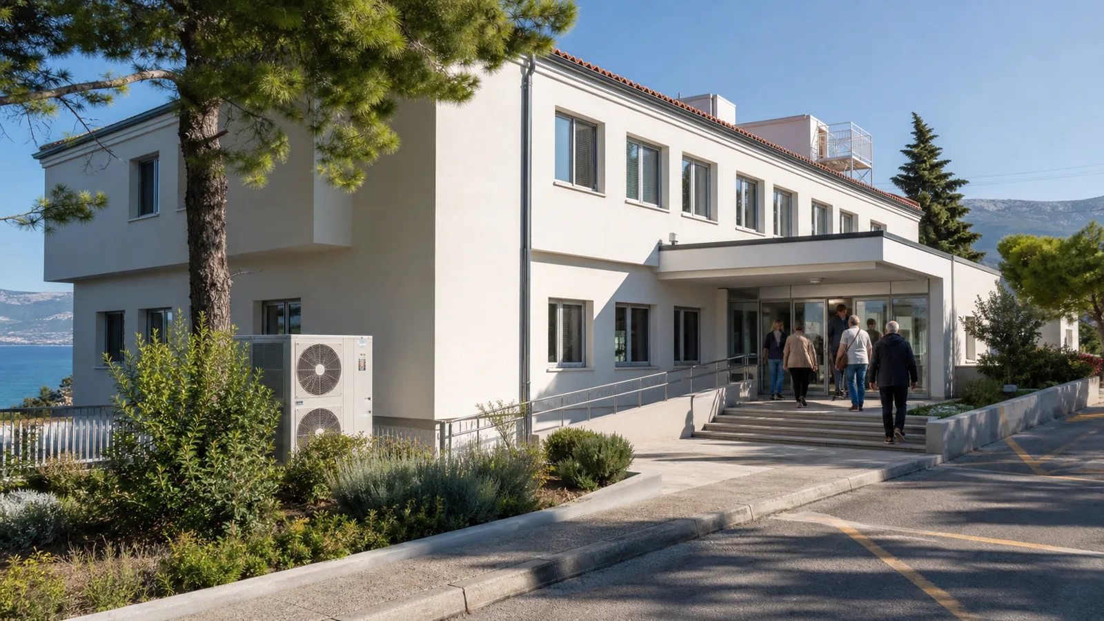 Modernisiertes öffentliches Gesundheitszentrum mit Wärmepumpe und barrierearmem Eingang