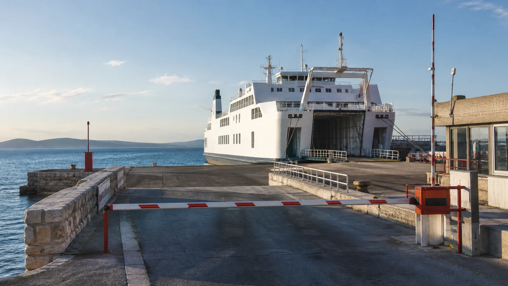 Stillliegende Autofähre hinter einer geschlossenen Zufahrt an einem kroatischen Adriaterminal
