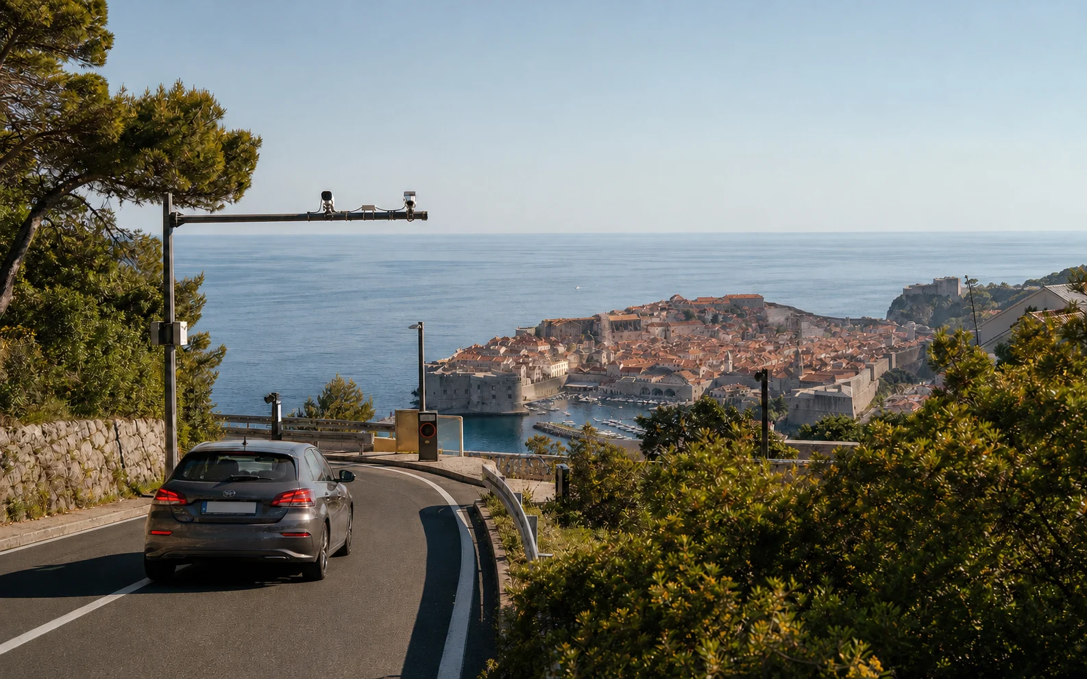 Redaktionelle Darstellung einer kontrollierten Straßenzufahrt oberhalb der Altstadt von Dubrovnik