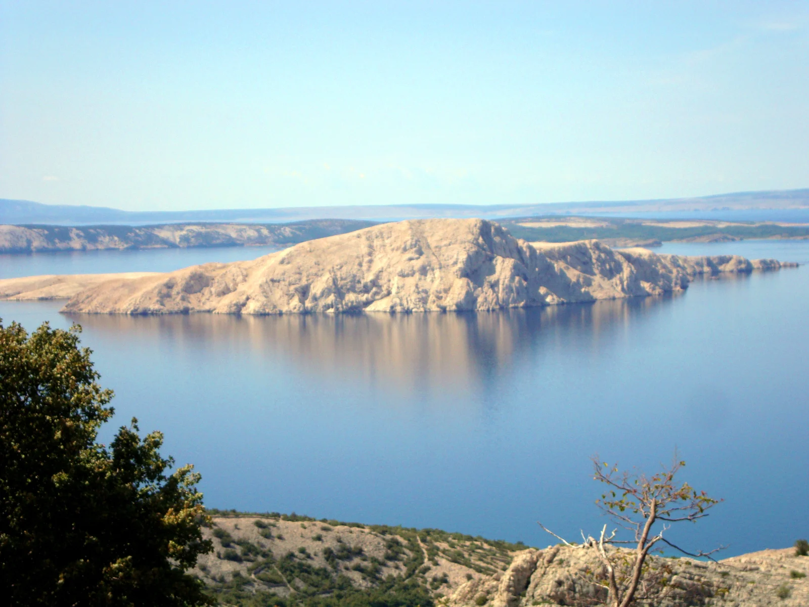 Blick über das Meer auf die karge Insel Goli otok