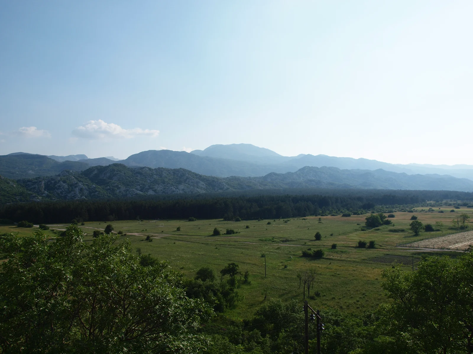 Blick über das Grahovo-Feld auf die Berglandschaft des Orjen in Montenegro