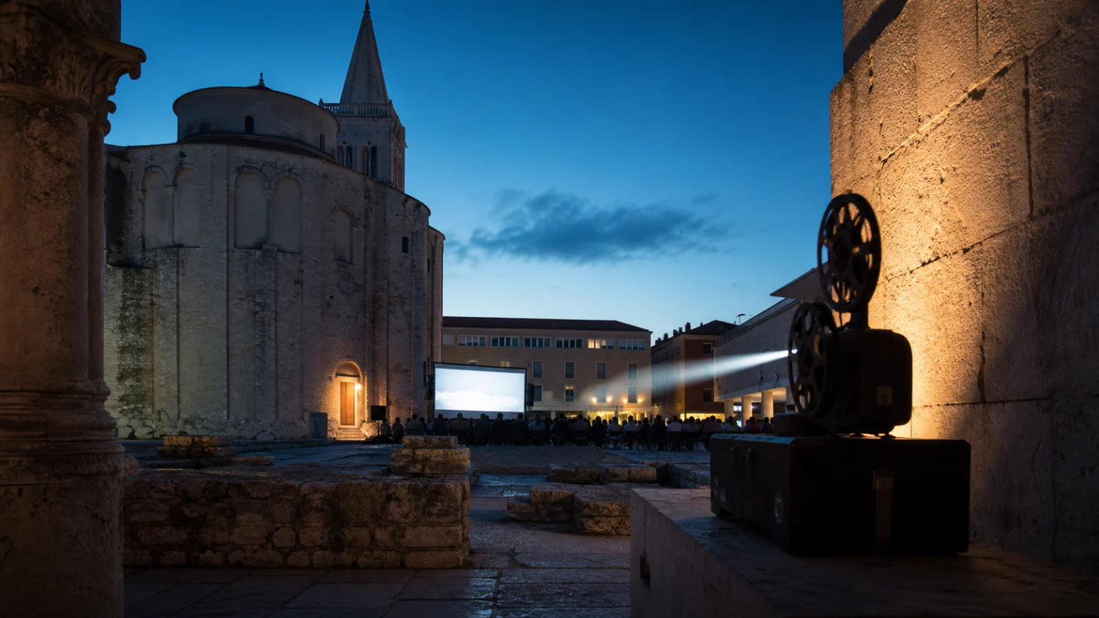 Zadars steinerne Altstadt bei blauem Abendlicht mit dezenten Schatten einer Filmveranstaltung