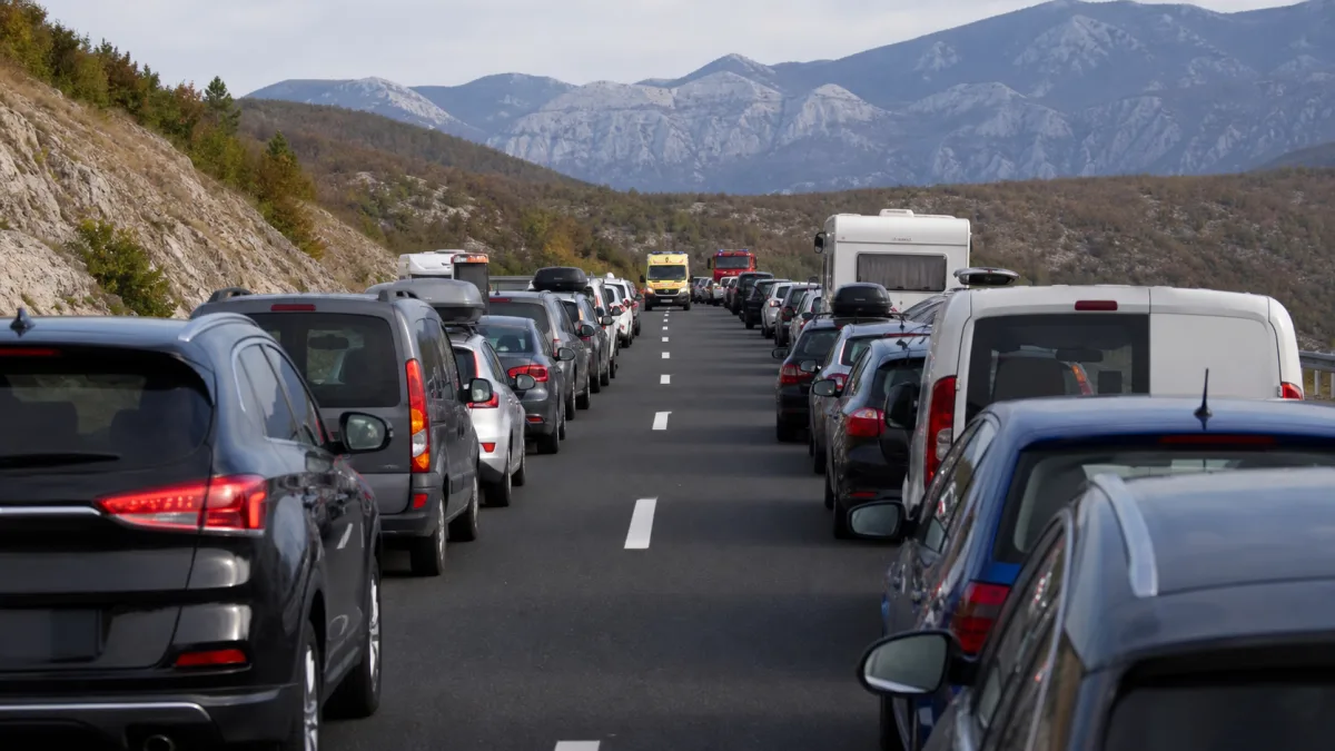 Fahrzeuge stehen links und rechts, die Mitte bleibt für Rettungsfahrzeuge frei