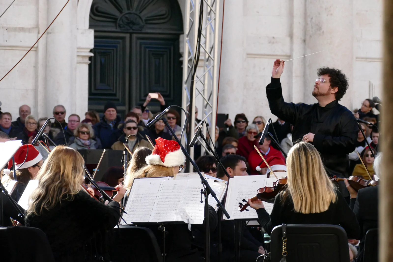 Das Dubrovnik Symphony Orchestra bei einem Open-Air-Auftritt vor historischem Steinportal in Dubrovnik
