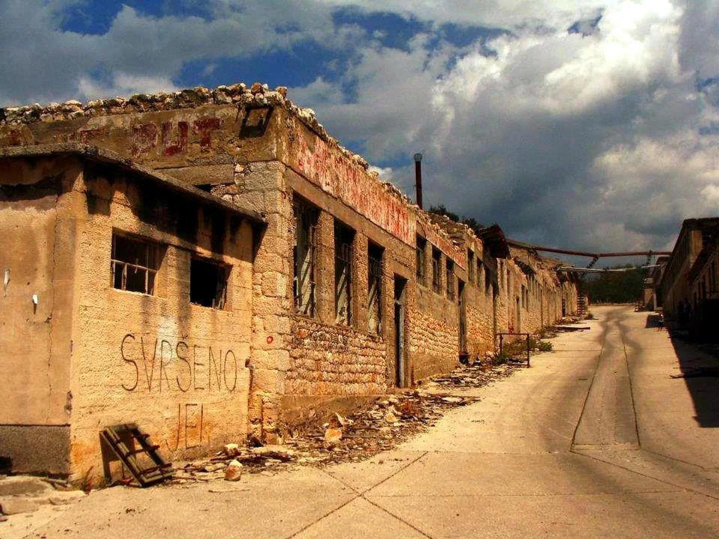 Verfallene Gebäude des früheren Gefängniskomplexes auf Goli otok