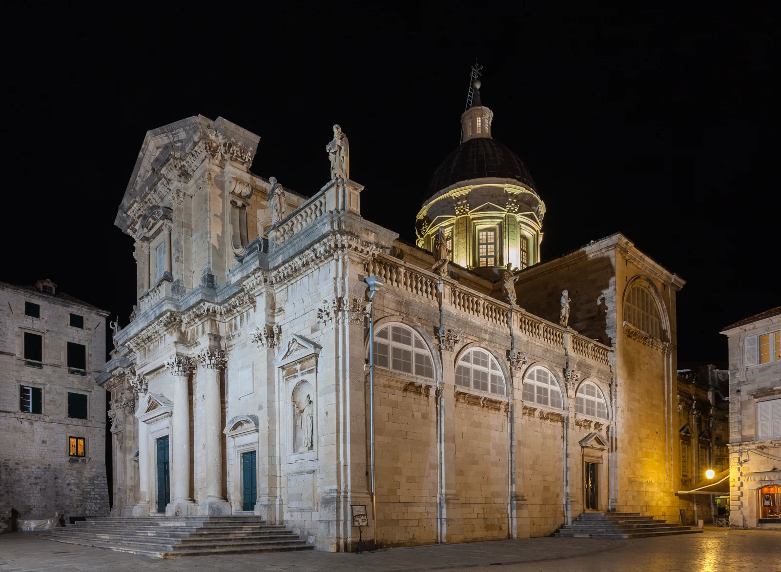 Abendlich beleuchtete Kathedrale von Dubrovnik und der Platz des angekündigten Open-Air-Konzerts