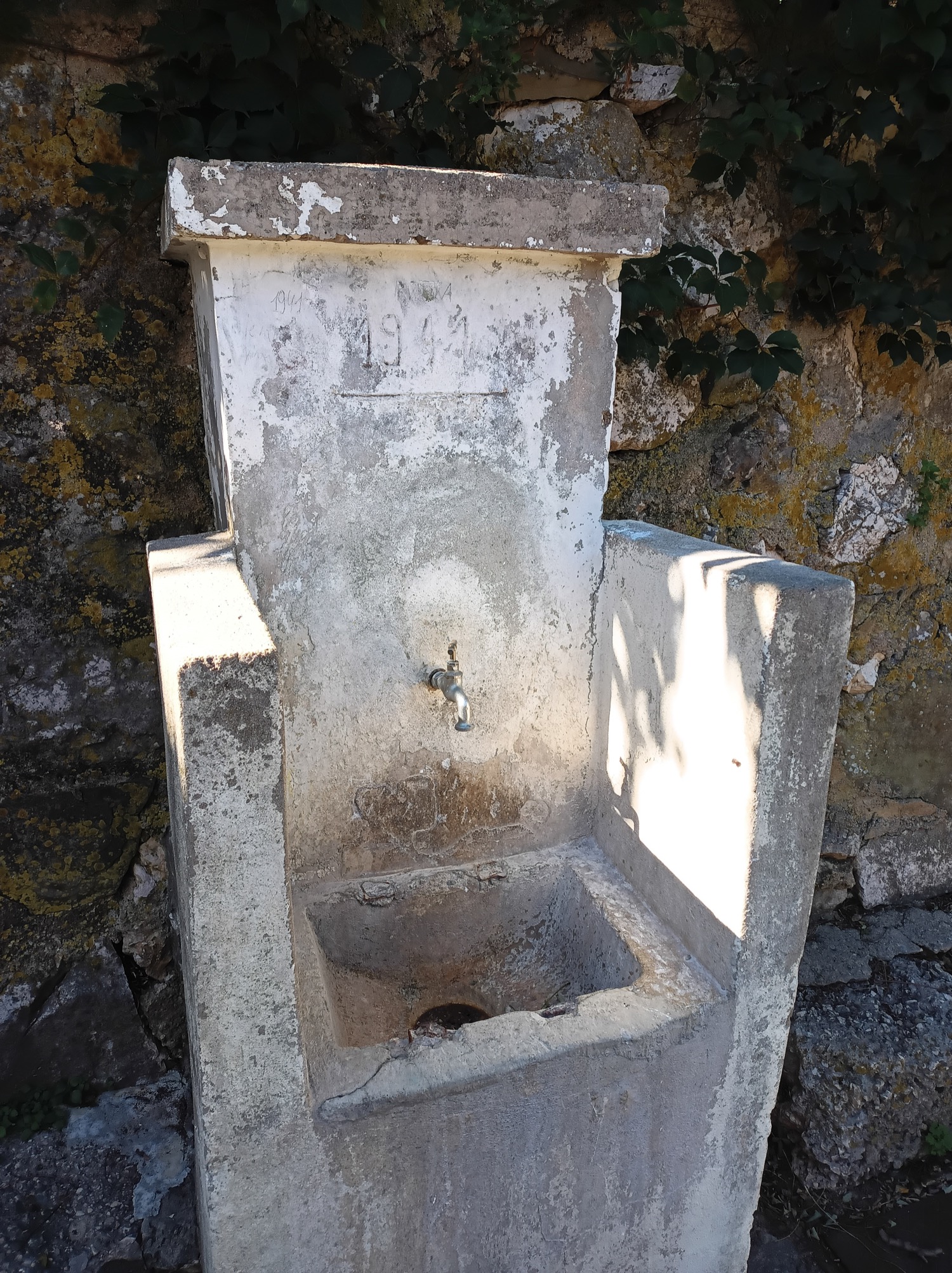 Öffentlicher Trinkwasserbrunnen im Ort Bartomalj auf Krk