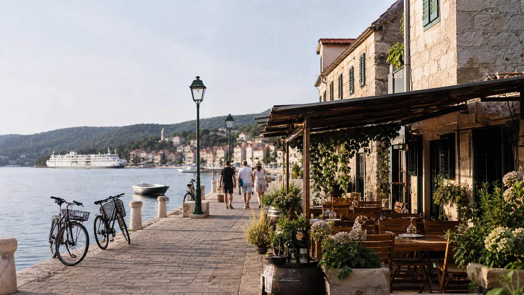 Ruhiger Morgen an einer kroatischen Uferpromenade außerhalb der Spitzenwochen
