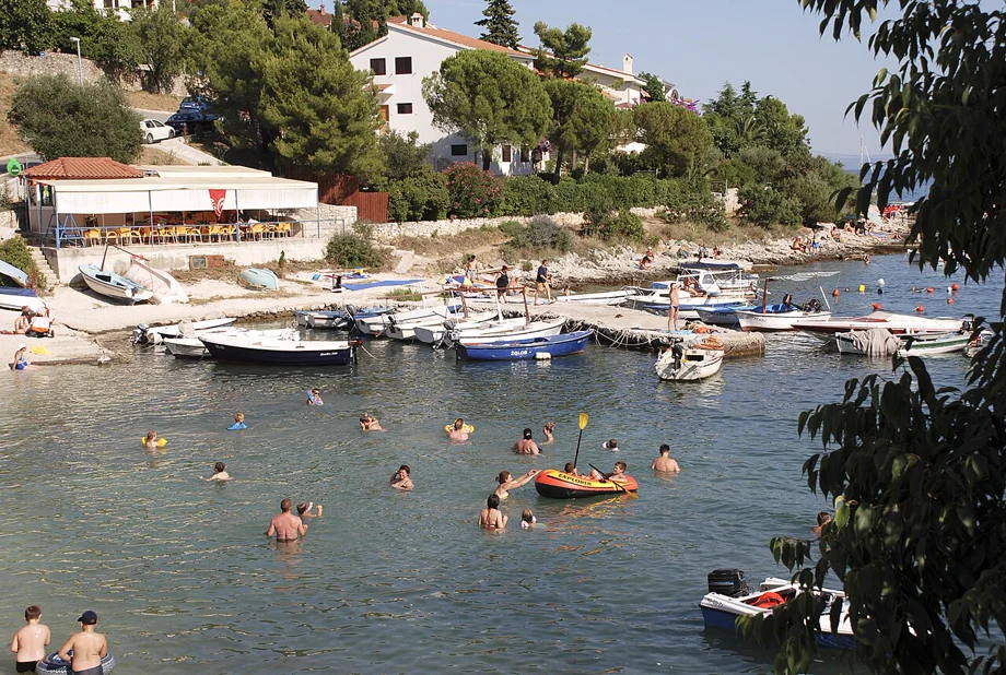 Historische Gesamtansicht der Bucht Mavarčica auf Čiovo mit Badenden und kleinen Booten
