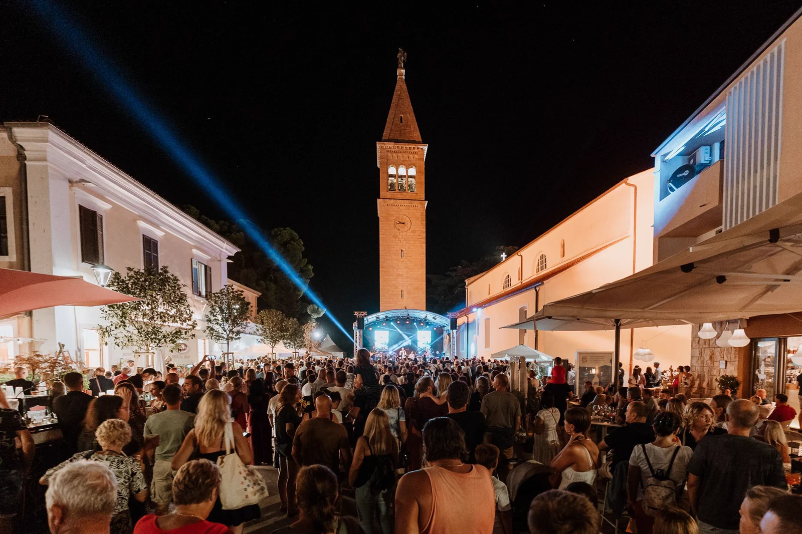 Großes Abendkonzert der Fešta sv. Pelagija vor Novigrads beleuchtetem Kirchturm