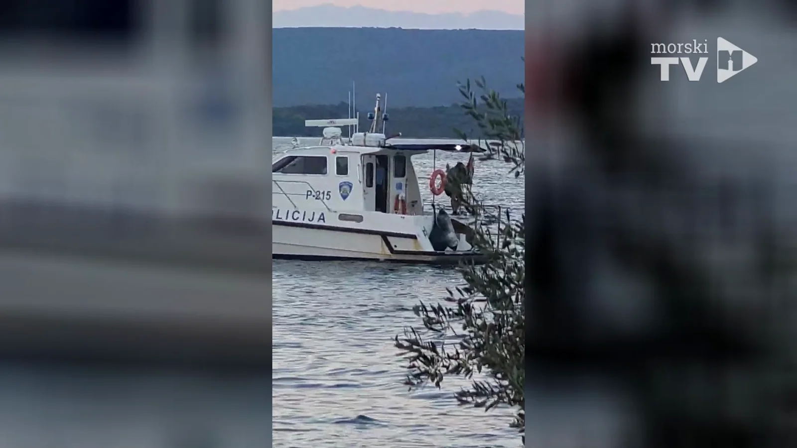 Das offene Heck des Polizeiboots unmittelbar nach dem sichtbaren Wurf; der Hund ist nicht mehr an Bord zu sehen
