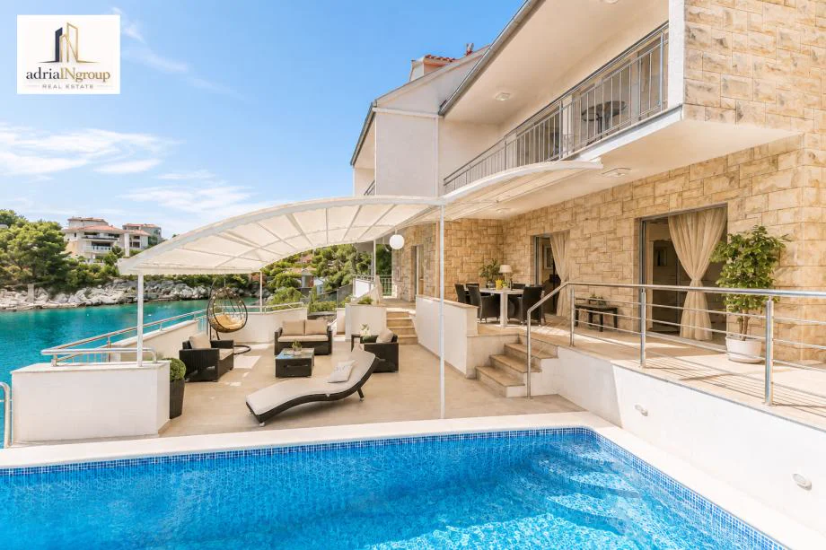 Die beworbene Villa in Ražanj bei Tageslicht mit Terrasse, Pool und Meerblick