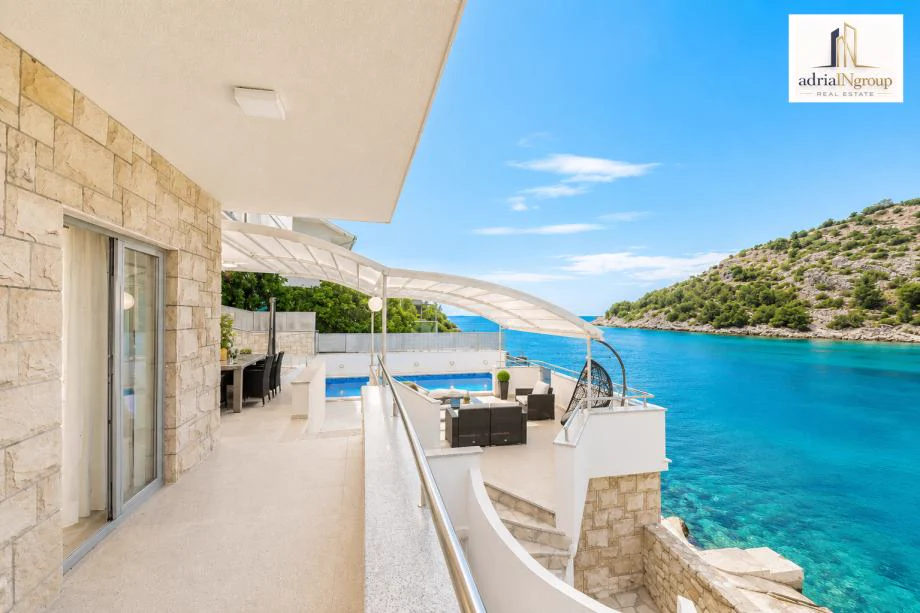 Terrasse und Pool der beworbenen Villa unmittelbar über der Bucht von Stivašnica