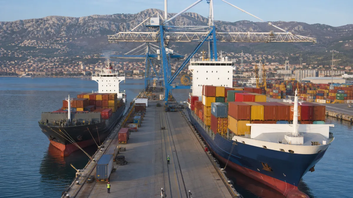 Container und Hafenlogistik veranschaulichen die Verbindung zwischen Seeverkehr und Hinterland