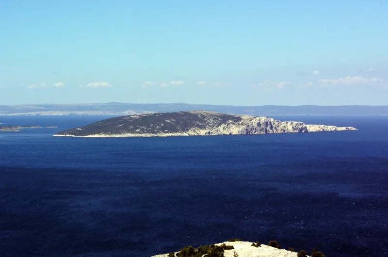 Blick über das Meer auf die Insel Sveti Grgur im Kvarner