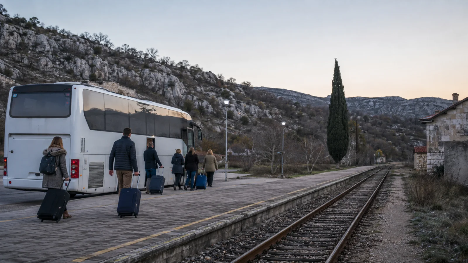 Reisende steigen an einem kleinen Bahnhof im dalmatinischen Hinterland in einen Ersatzbus