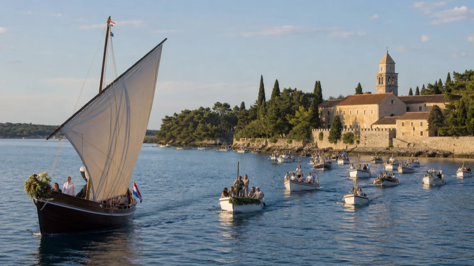 Prozession kleiner Holz- und Motorboote vor einem Franziskanerkloster auf Krk