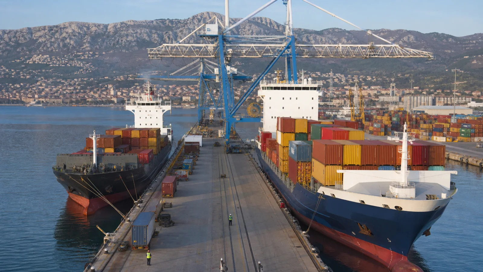Zwei Containerschiffe liegen gleichzeitig an einem modernen Terminal in Rijeka
