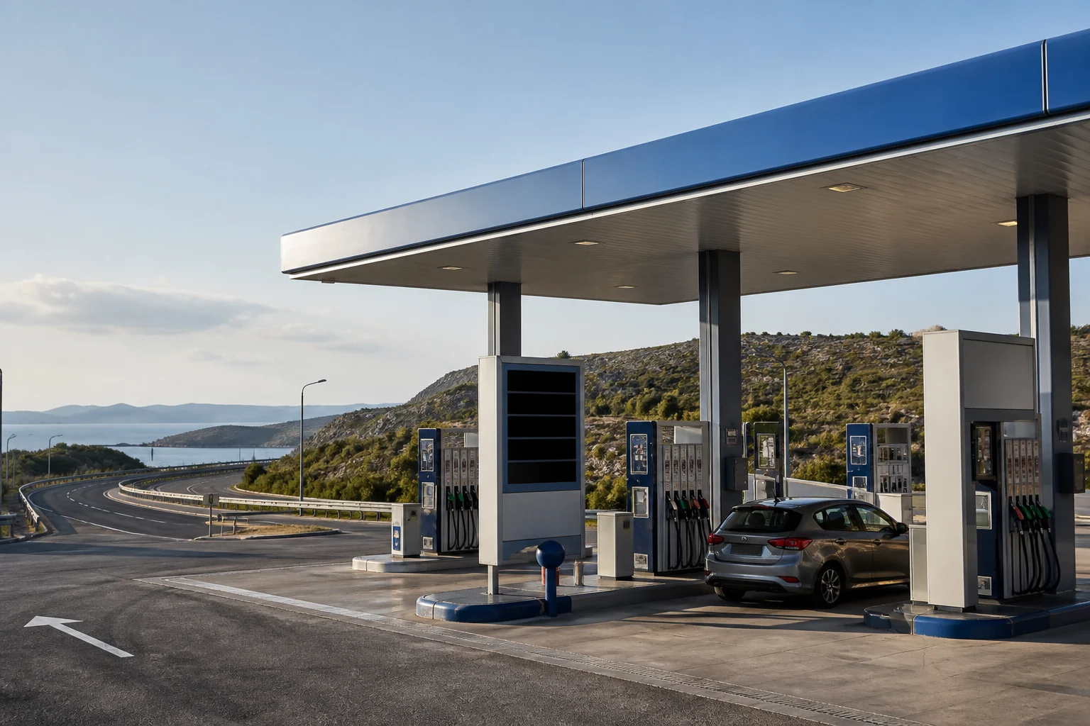 Moderne kroatische Tankstelle mit mehreren Zapfsäulen und deutlich sichtbaren Kraftstoffsorten