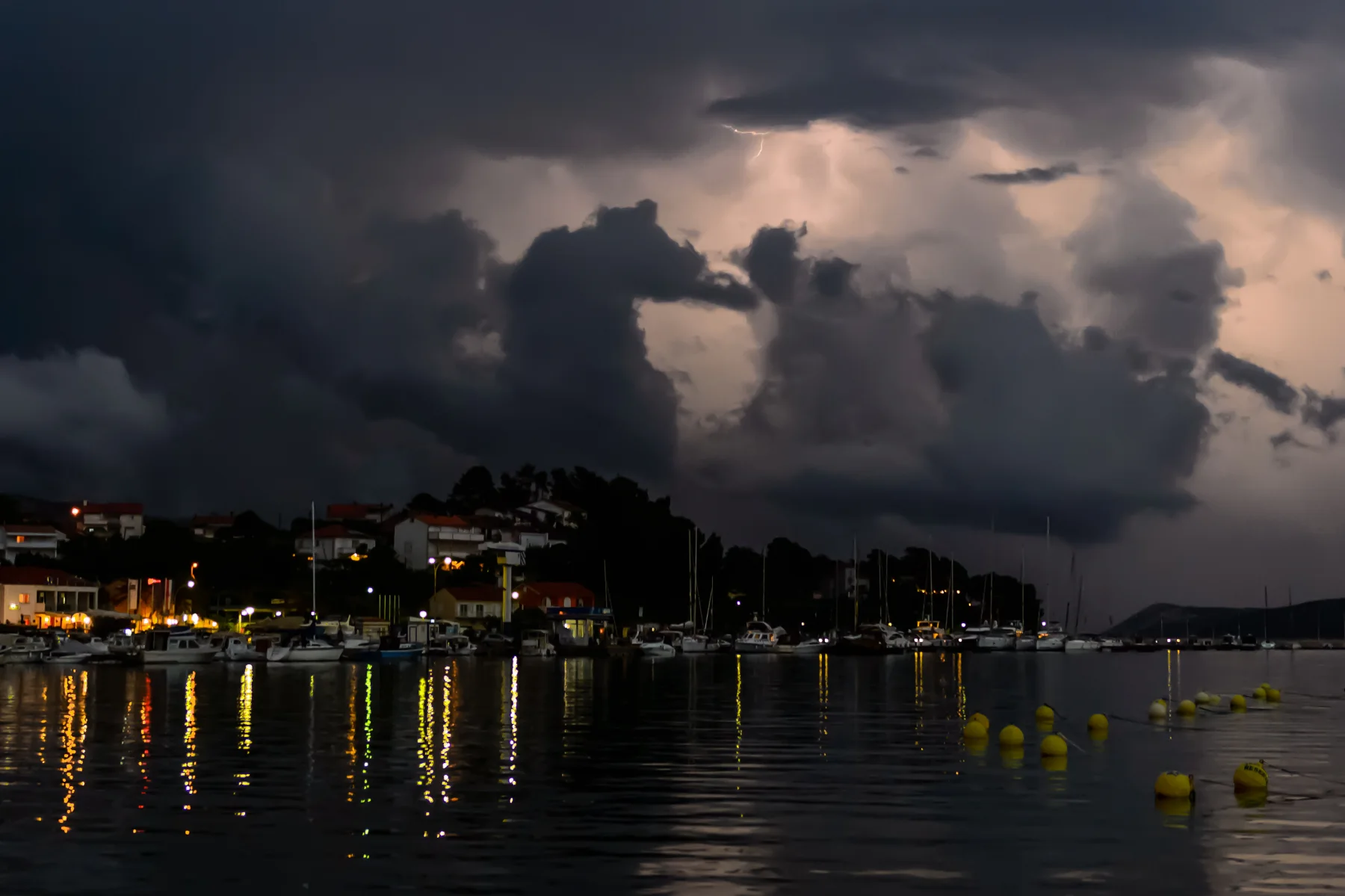 Dunkle Gewitterwolken und ein Blitz über dem Hafen von Rab in einer Archivaufnahme aus dem Jahr 2014