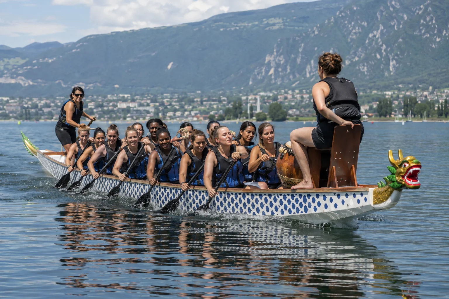 Erwachsene Frauen paddeln synchron in einem Dragonboat auf einem ruhigen See