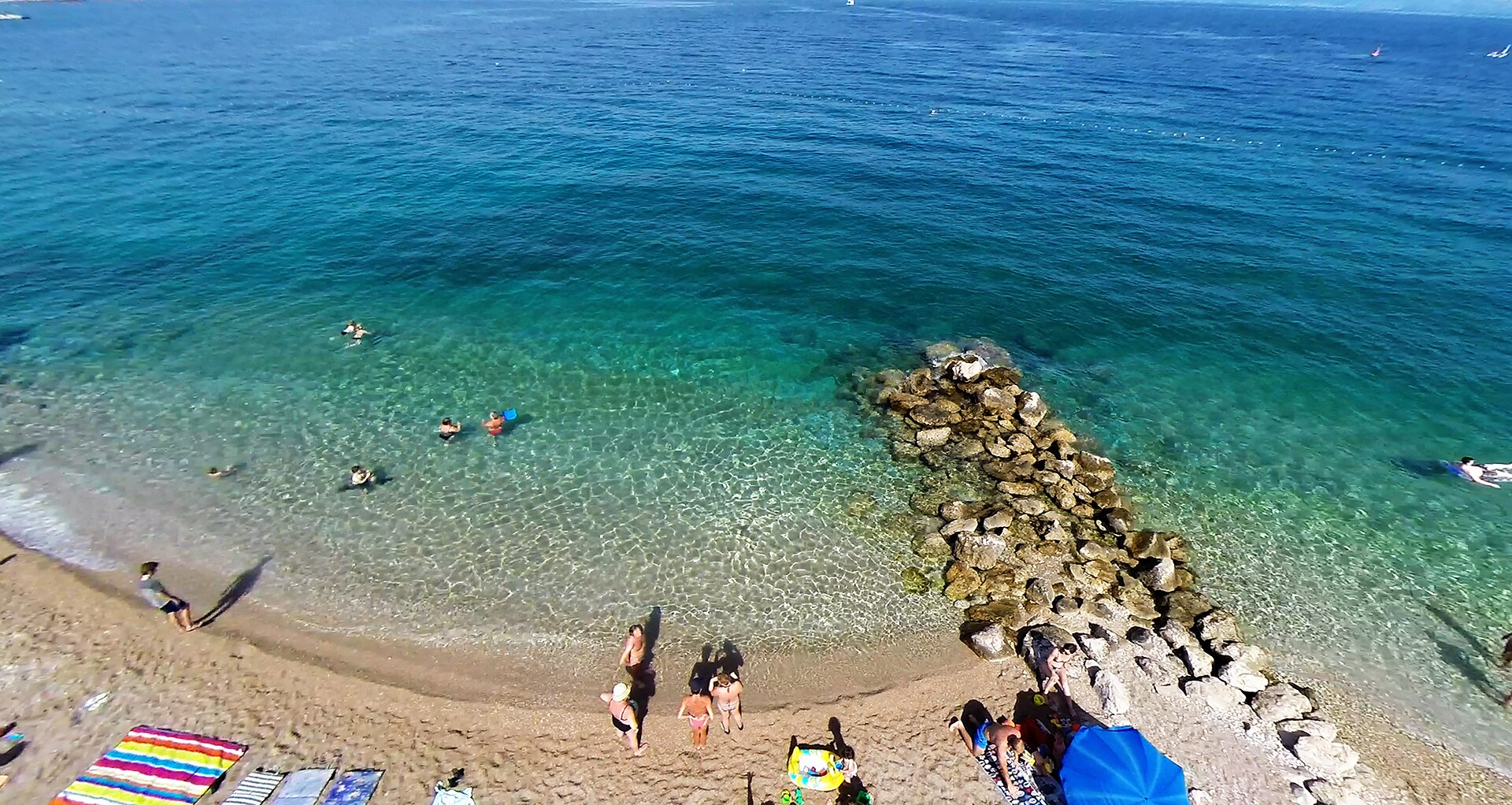 Klares Meer und Rupa-Strand in Malinska auf Krk als allgemeines Wasser- und Inselmotiv
