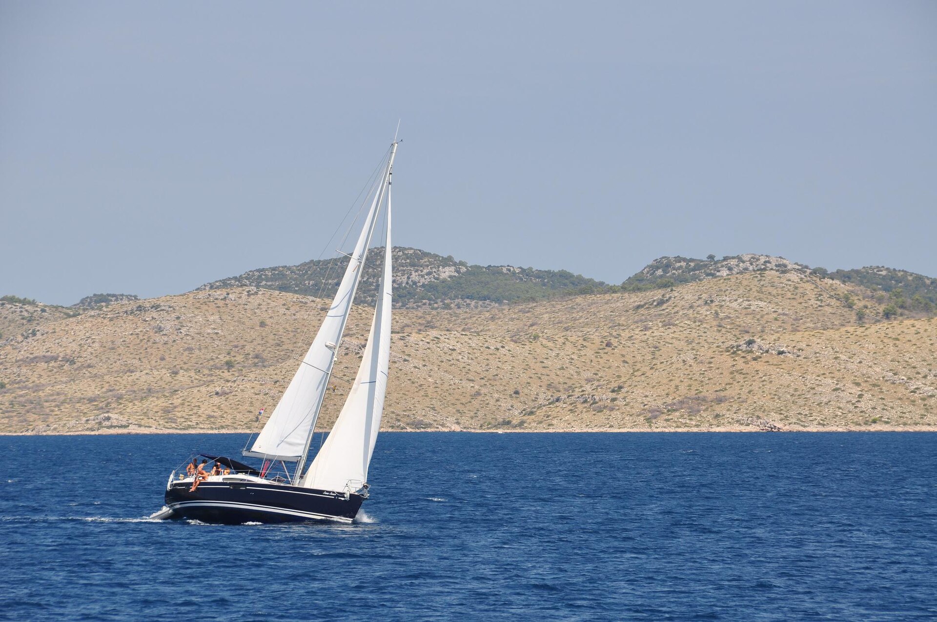 Segelboot in der Bucht Telašćica auf dem Weg zu den Kornaten